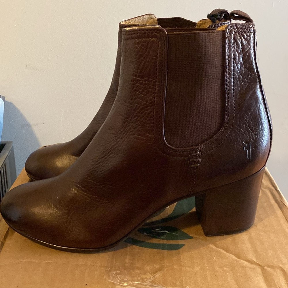 Frye Stella Chelsea Short Dark Brown Leather Ankle Booties Heeled Boots 9M - Picture 12 of 14